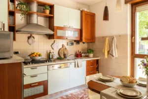 Don Milani: cucina attrezzata con piano cottura e tavolo apparecchiato per la colazione